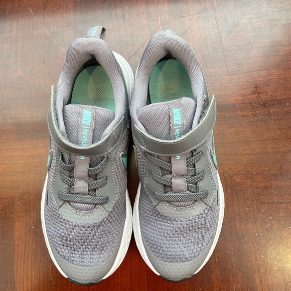 Nike Unisex-Kid's Revolution Velcro Running Shoe Aurora Green-Hyper Violet 1Y - Picture 5 of 5